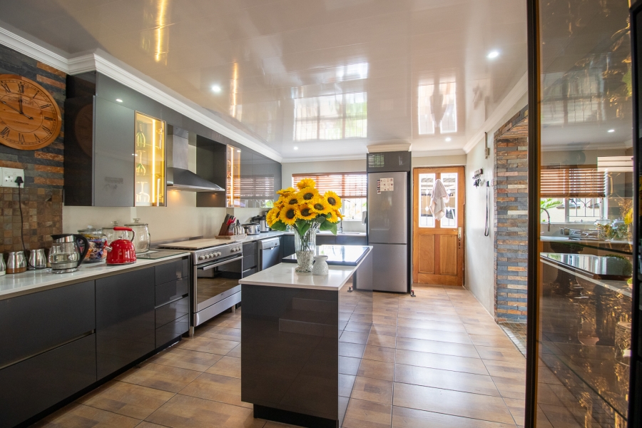 5 Bedroom Property for Sale in Raceview Gauteng