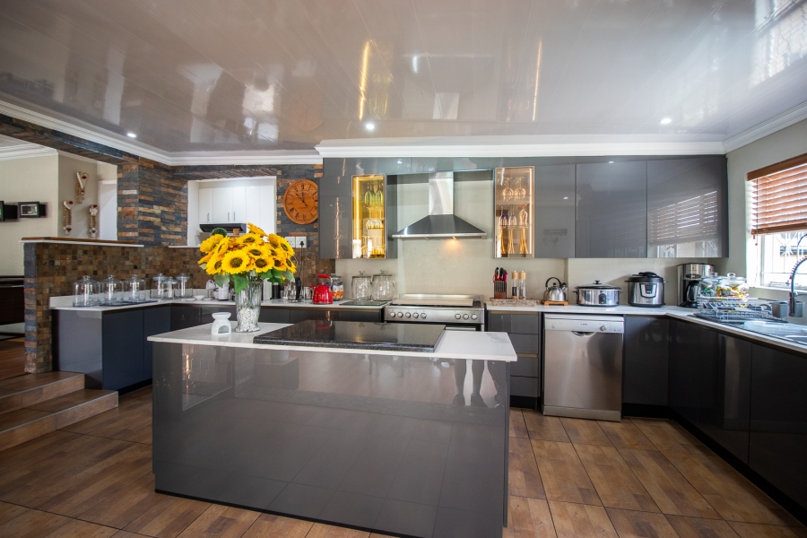 5 Bedroom Property for Sale in Raceview Gauteng