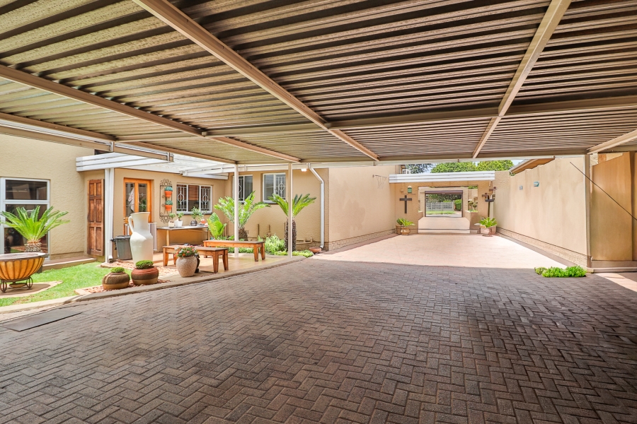 5 Bedroom Property for Sale in Raceview Gauteng