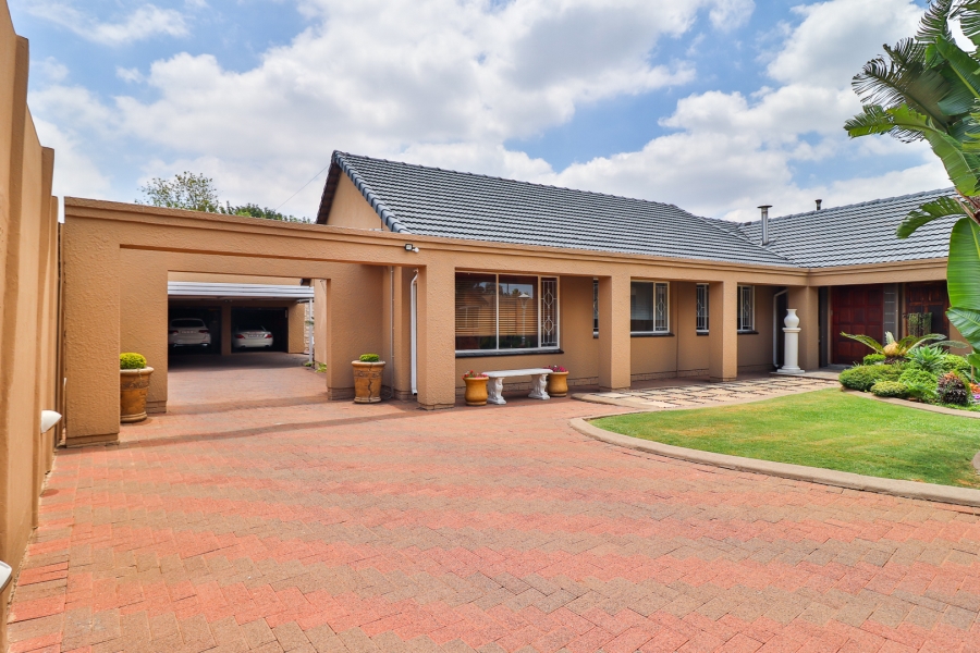 5 Bedroom Property for Sale in Raceview Gauteng
