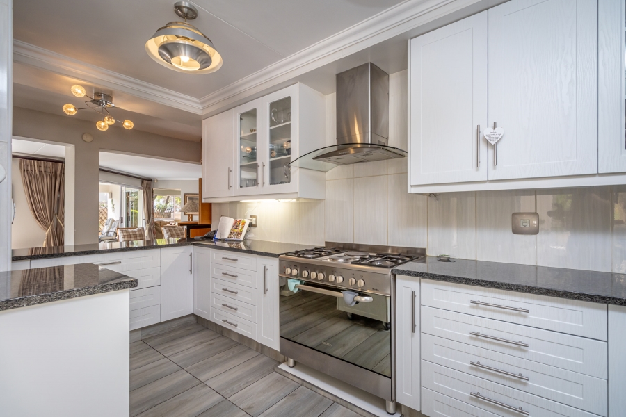 To Let 5 Bedroom Property for Rent in Magaliessig Gauteng