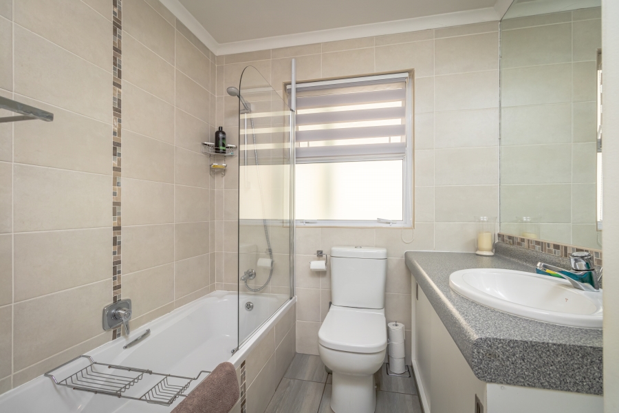 To Let 5 Bedroom Property for Rent in Magaliessig Gauteng