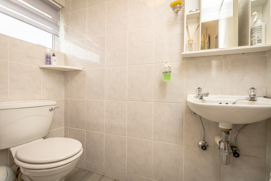 To Let 5 Bedroom Property for Rent in Magaliessig Gauteng