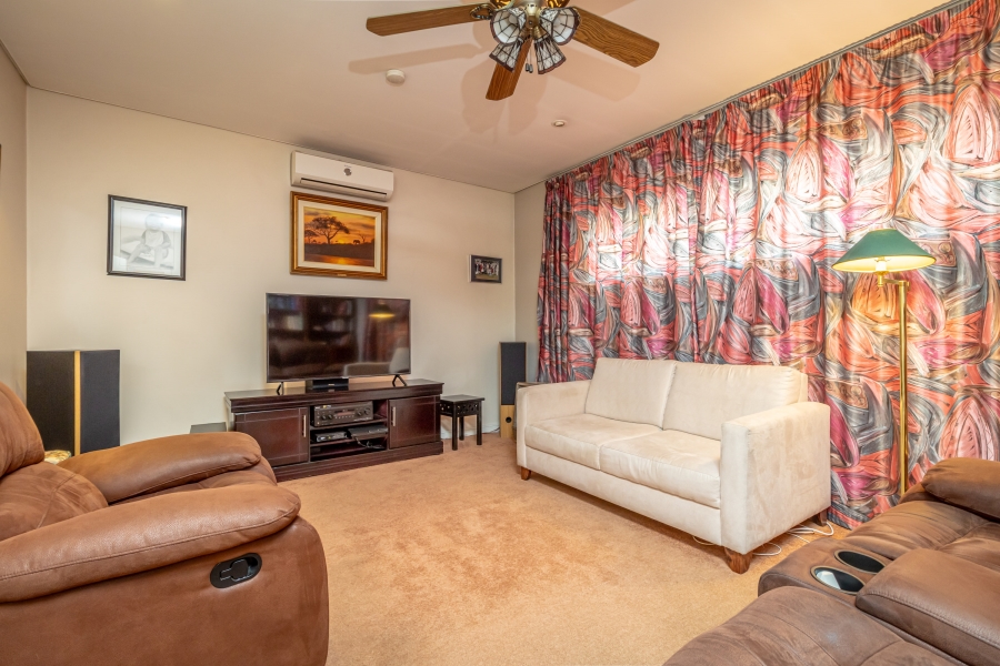 To Let 5 Bedroom Property for Rent in Magaliessig Gauteng