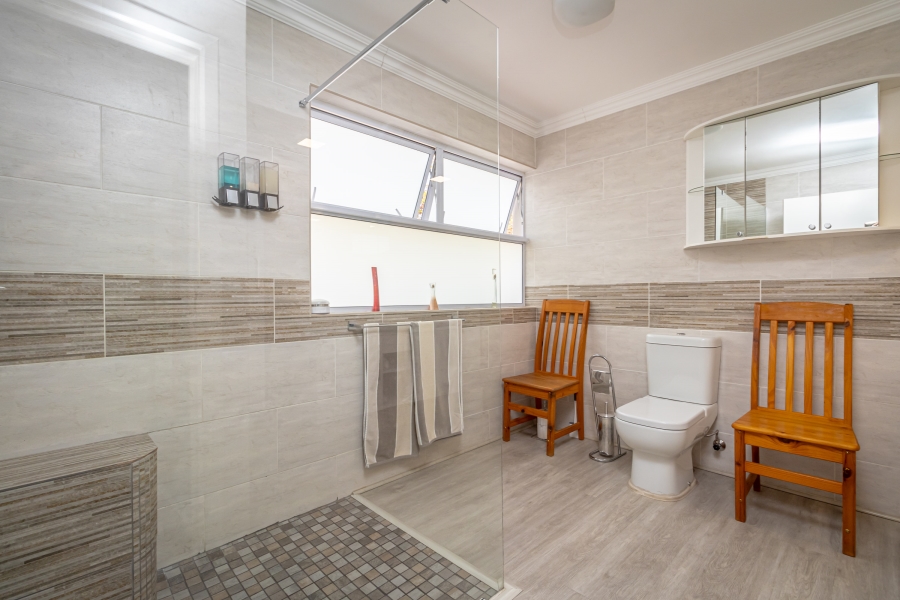 To Let 5 Bedroom Property for Rent in Magaliessig Gauteng