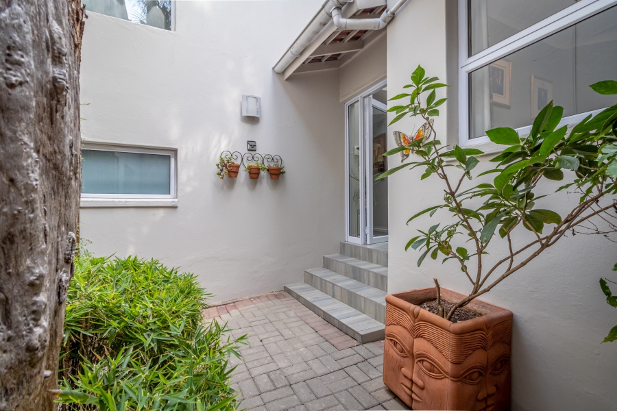 To Let 5 Bedroom Property for Rent in Magaliessig Gauteng