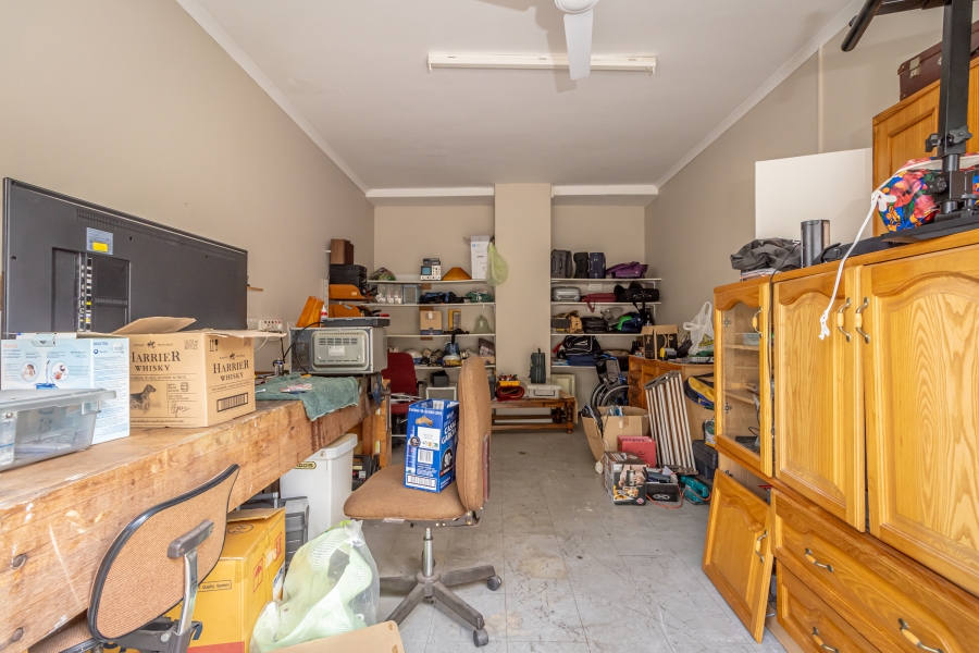 To Let 5 Bedroom Property for Rent in Magaliessig Gauteng