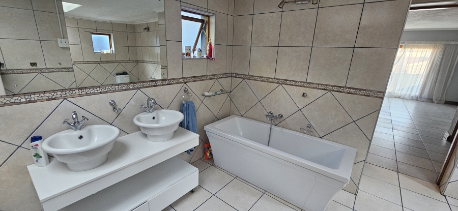 5 Bedroom Property for Sale in Dowerglen Ext 5 Gauteng