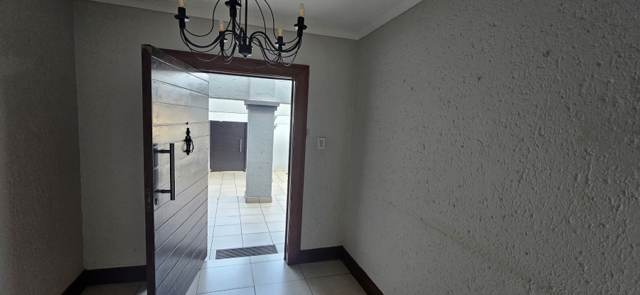 5 Bedroom Property for Sale in Dowerglen Ext 5 Gauteng