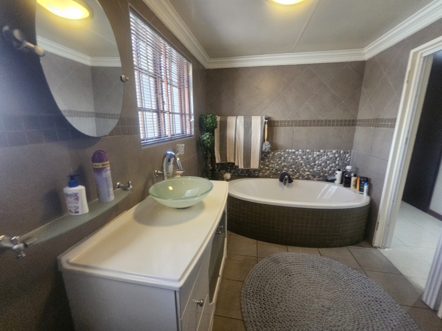 4 Bedroom Property for Sale in Selcourt Gauteng