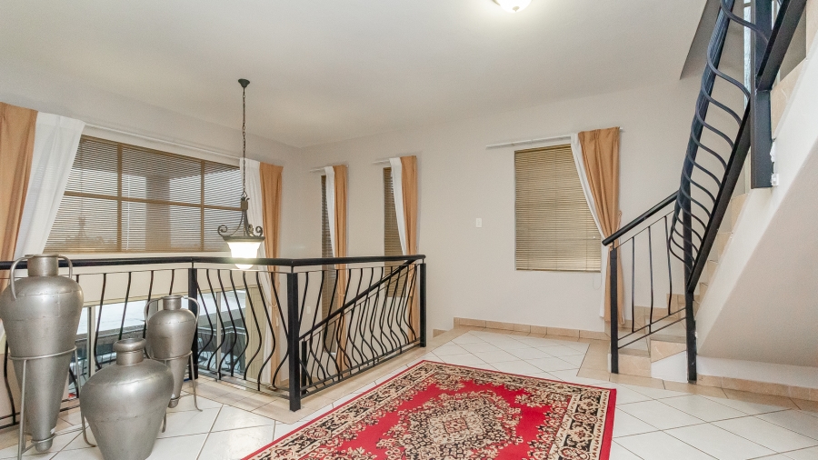 5 Bedroom Property for Sale in Faerie Glen Gauteng