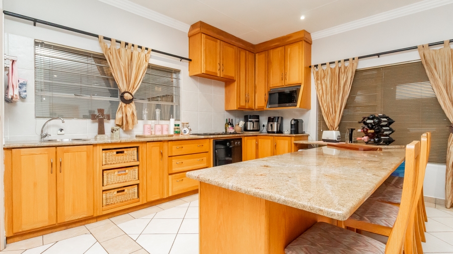 5 Bedroom Property for Sale in Faerie Glen Gauteng