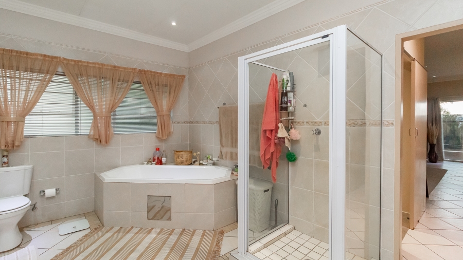 5 Bedroom Property for Sale in Faerie Glen Gauteng