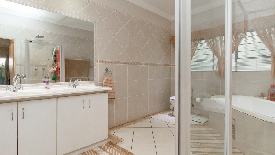 5 Bedroom Property for Sale in Faerie Glen Gauteng