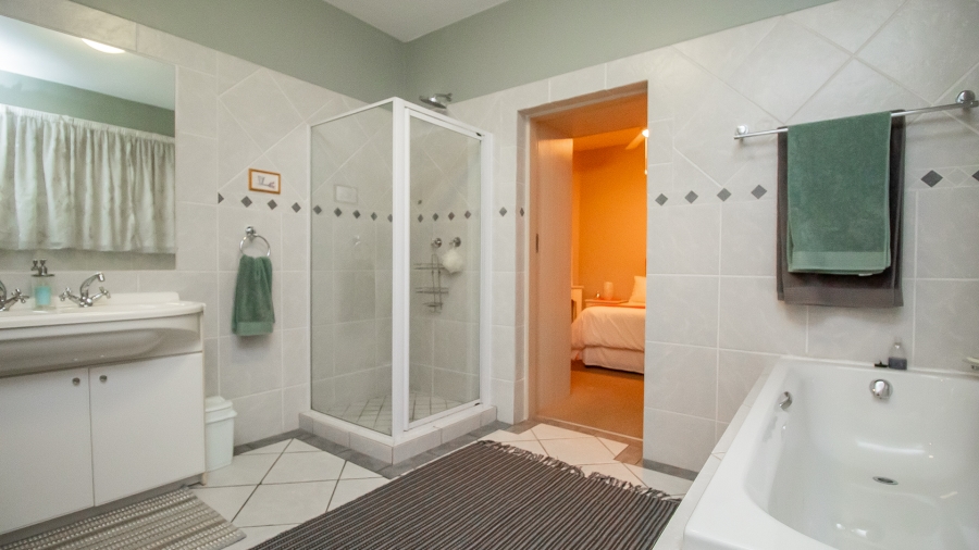 5 Bedroom Property for Sale in Faerie Glen Gauteng