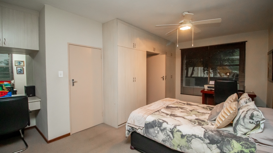 5 Bedroom Property for Sale in Faerie Glen Gauteng