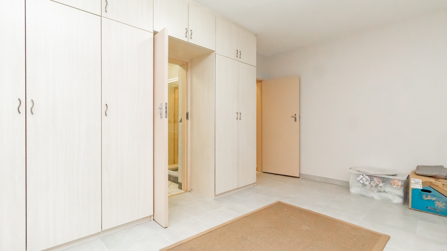 5 Bedroom Property for Sale in Faerie Glen Gauteng