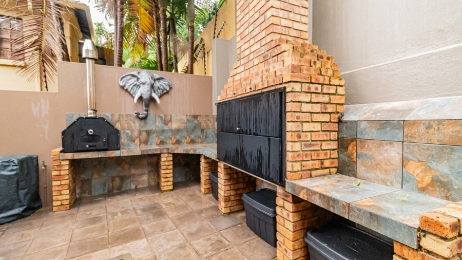 5 Bedroom Property for Sale in Faerie Glen Gauteng