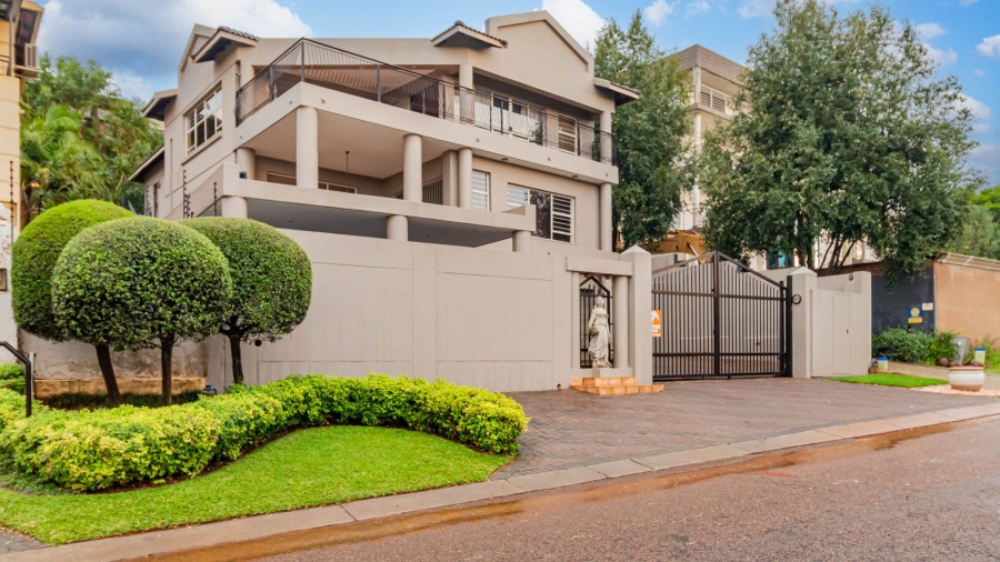 5 Bedroom Property for Sale in Faerie Glen Gauteng