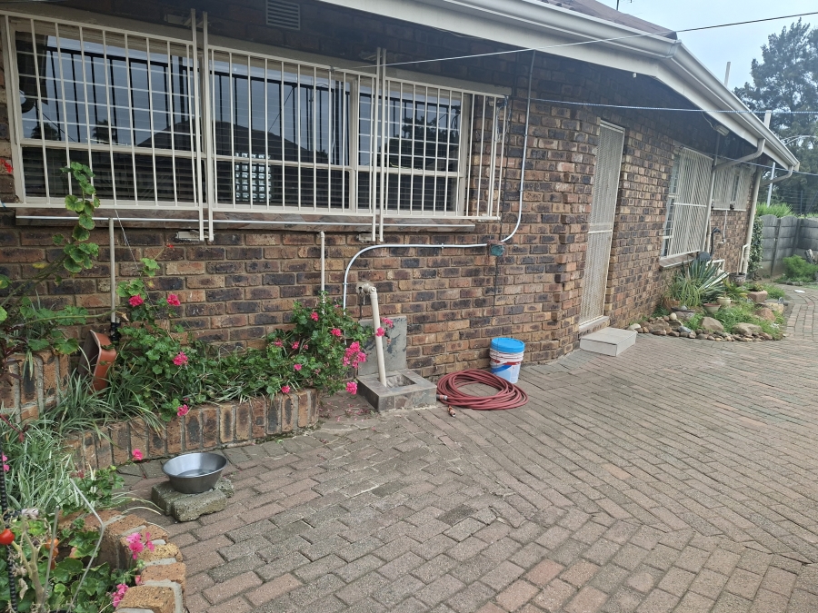 3 Bedroom Property for Sale in Dunnottar Gauteng