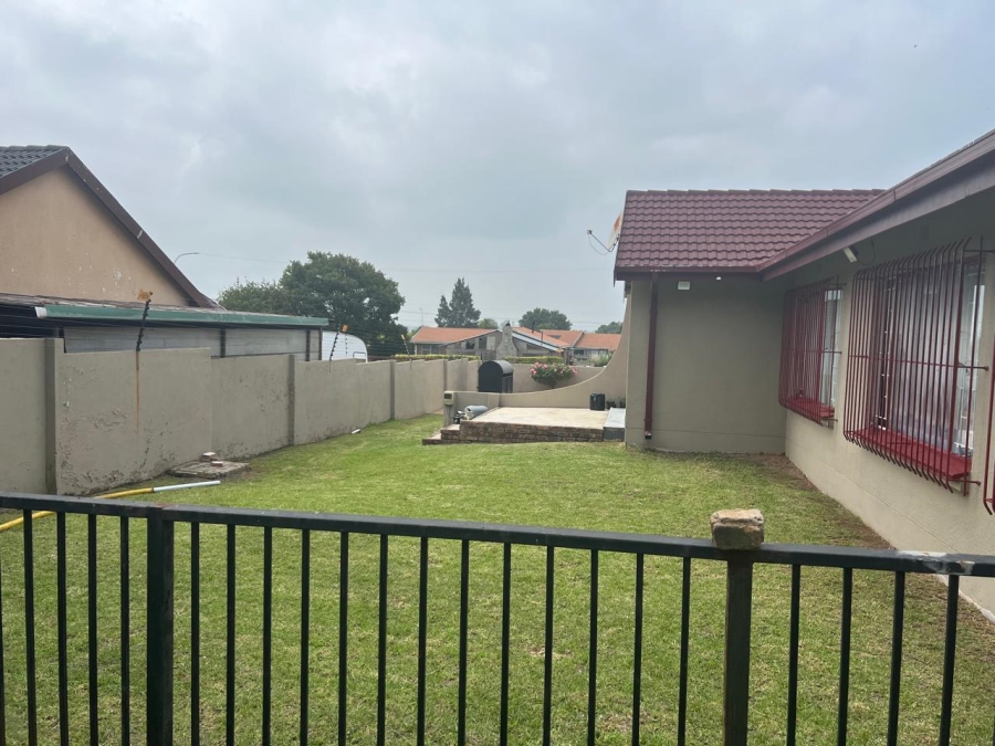 3 Bedroom Property for Sale in Struisbult Gauteng