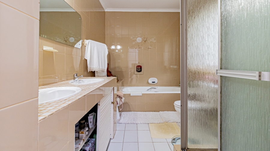 5 Bedroom Property for Sale in Moreleta Park Gauteng