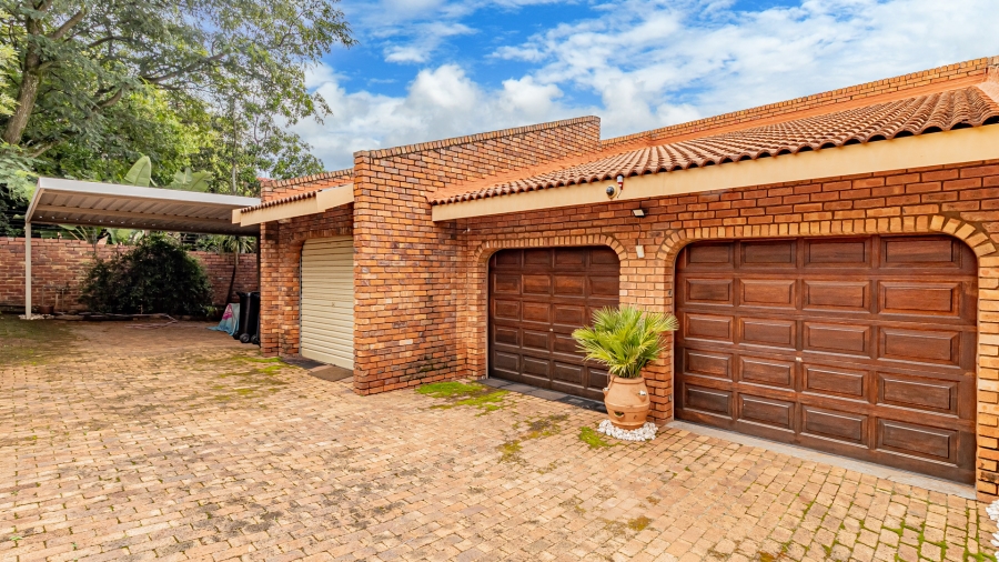 5 Bedroom Property for Sale in Moreleta Park Gauteng