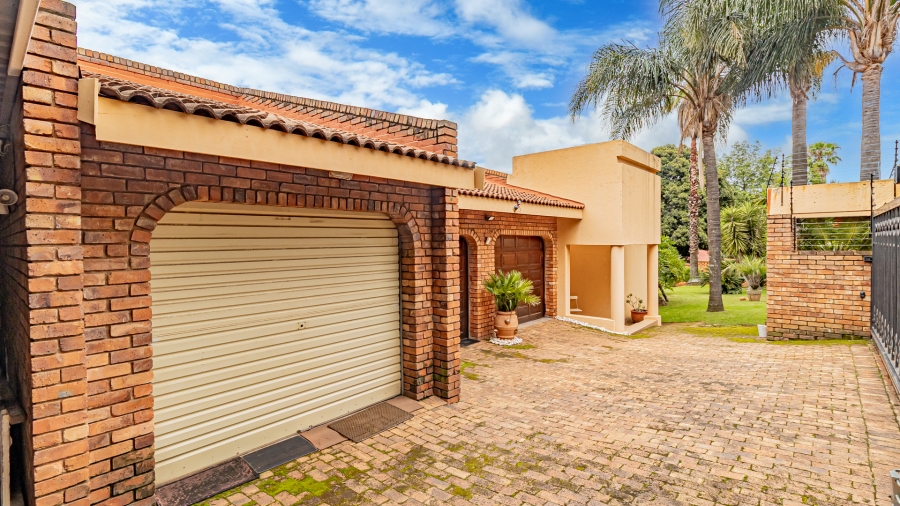 5 Bedroom Property for Sale in Moreleta Park Gauteng