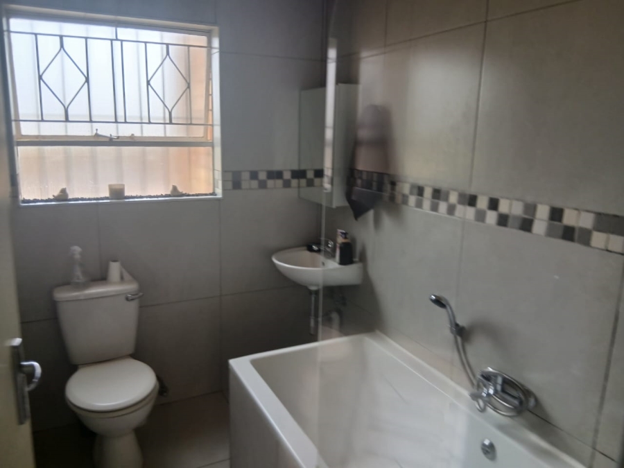 2 Bedroom Property for Sale in Buccleuch Gauteng