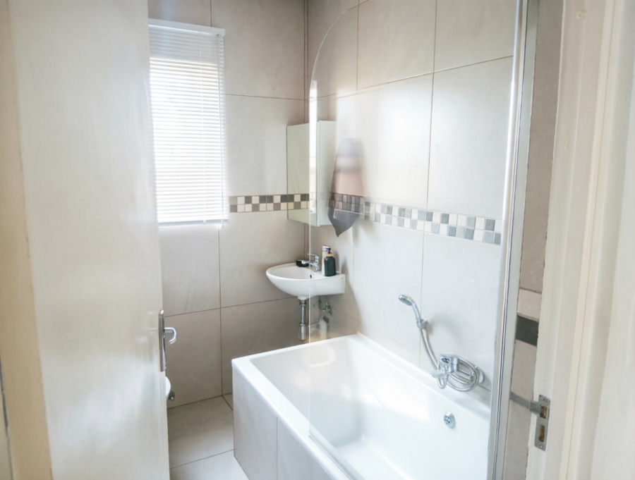 2 Bedroom Property for Sale in Buccleuch Gauteng