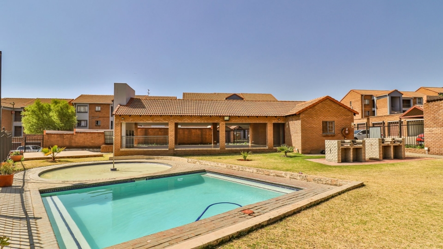 1 Bedroom Property for Sale in Vorna Valley Gauteng