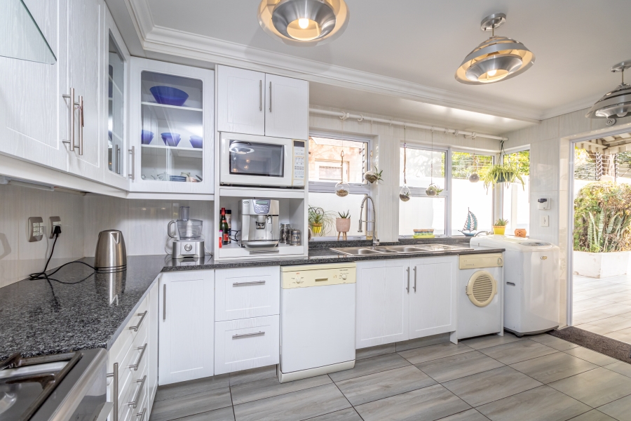 5 Bedroom Property for Sale in Magaliessig Gauteng