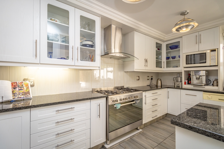 5 Bedroom Property for Sale in Magaliessig Gauteng