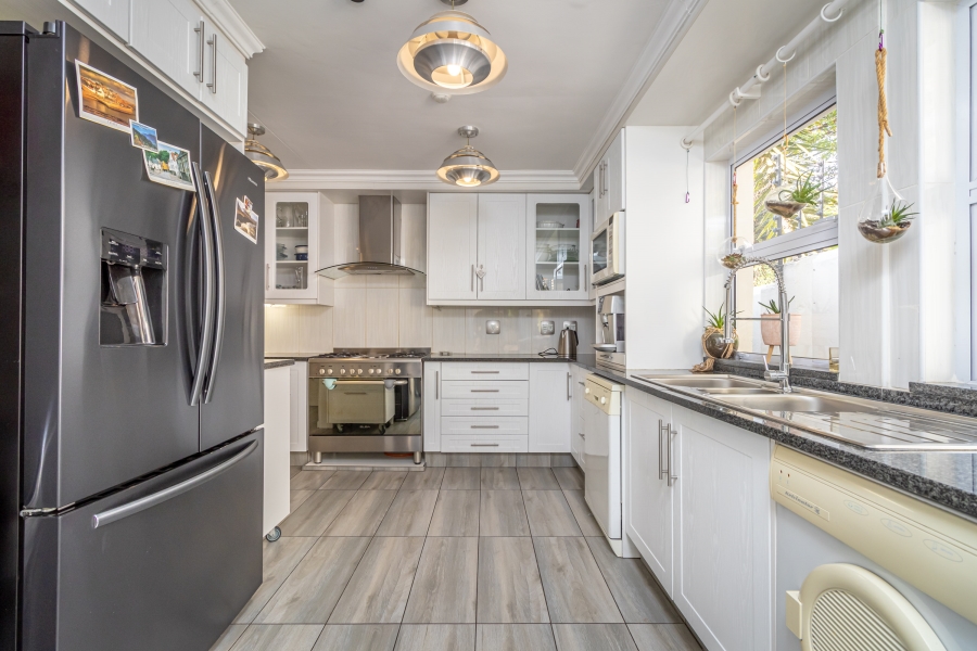 5 Bedroom Property for Sale in Magaliessig Gauteng