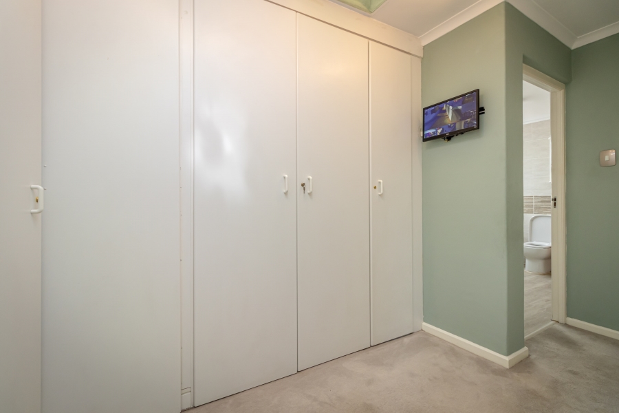 5 Bedroom Property for Sale in Magaliessig Gauteng