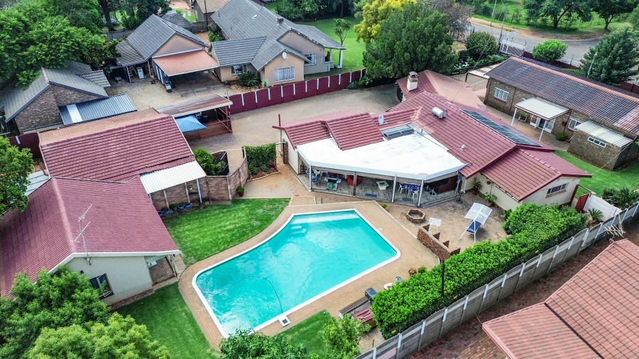 6 Bedroom Property for Sale in Eldoraigne Gauteng