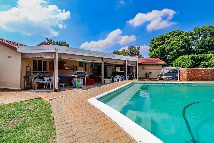 6 Bedroom Property for Sale in Eldoraigne Gauteng