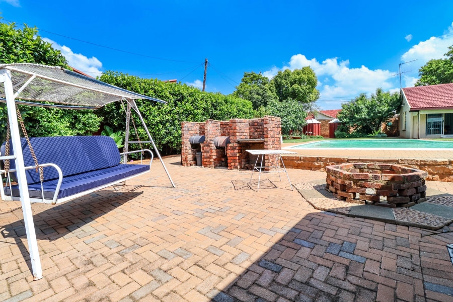 6 Bedroom Property for Sale in Eldoraigne Gauteng