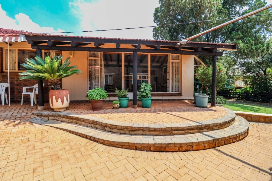 6 Bedroom Property for Sale in Eldoraigne Gauteng