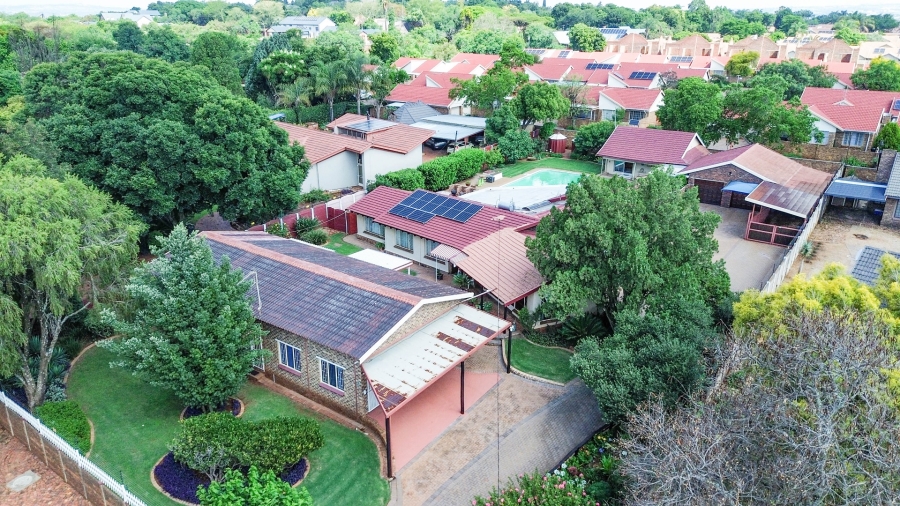 6 Bedroom Property for Sale in Eldoraigne Gauteng