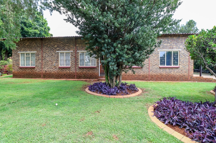 6 Bedroom Property for Sale in Eldoraigne Gauteng
