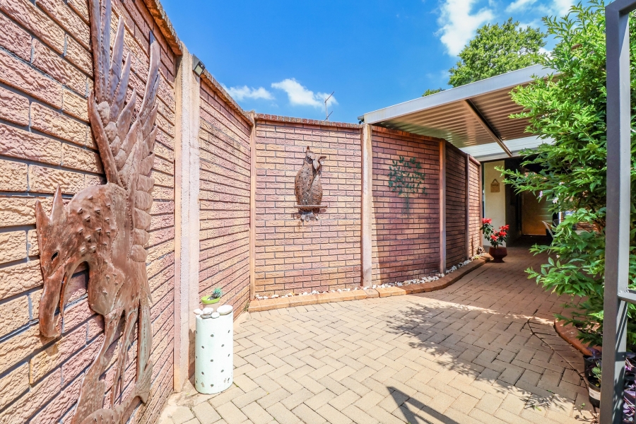 6 Bedroom Property for Sale in Eldoraigne Gauteng