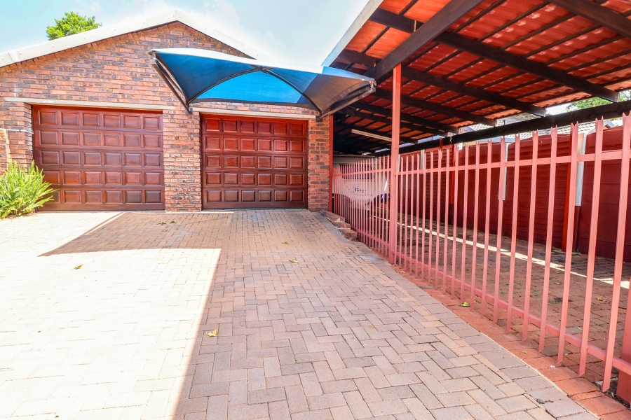 6 Bedroom Property for Sale in Eldoraigne Gauteng