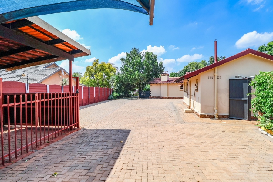 6 Bedroom Property for Sale in Eldoraigne Gauteng
