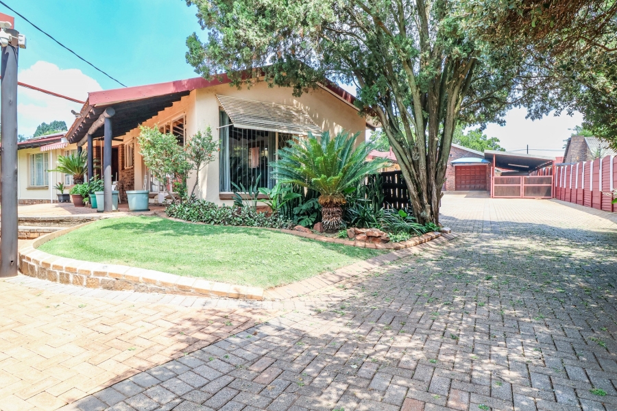 6 Bedroom Property for Sale in Eldoraigne Gauteng