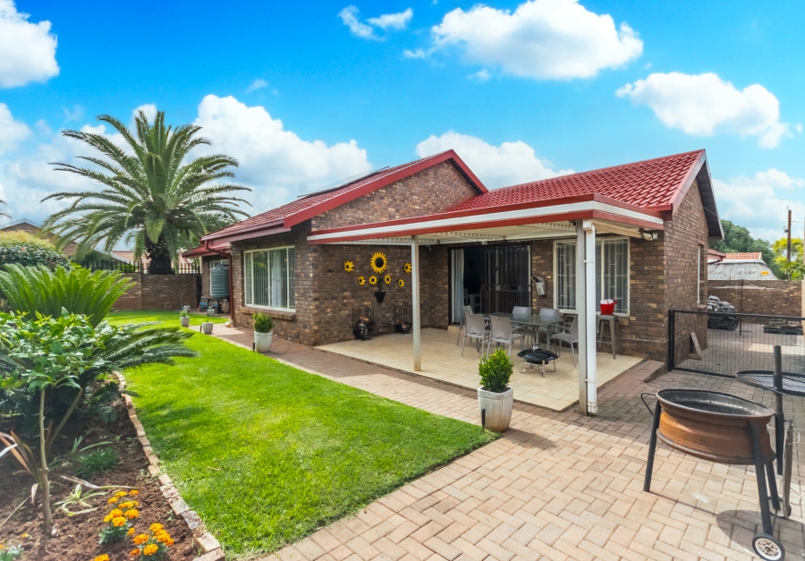 3 Bedroom Property for Sale in Die Hoewes Gauteng