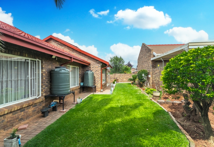 3 Bedroom Property for Sale in Die Hoewes Gauteng