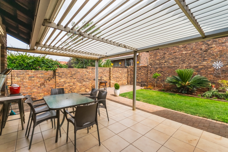 3 Bedroom Property for Sale in Die Hoewes Gauteng