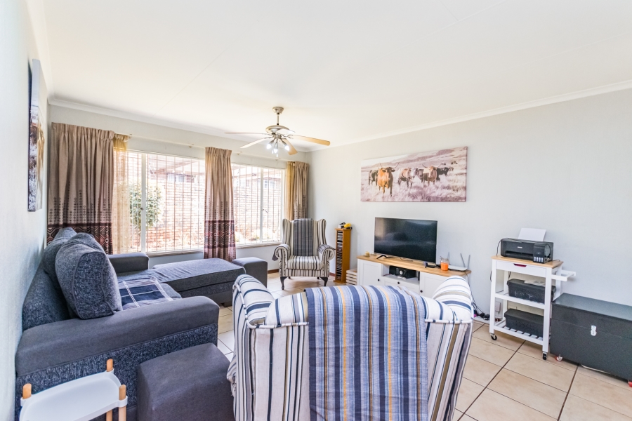 3 Bedroom Property for Sale in Die Hoewes Gauteng