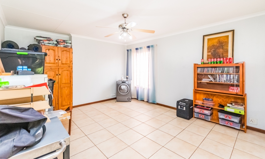 3 Bedroom Property for Sale in Die Hoewes Gauteng